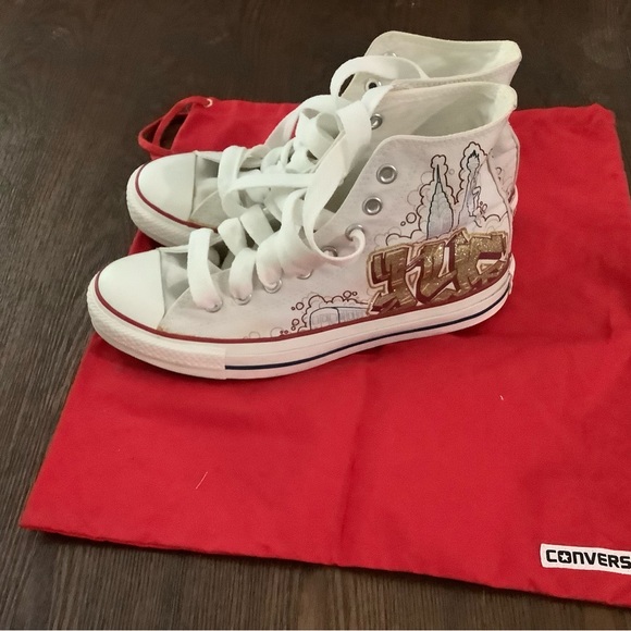 Chuck Taylor Converse Hightop - Picture 2 of 10